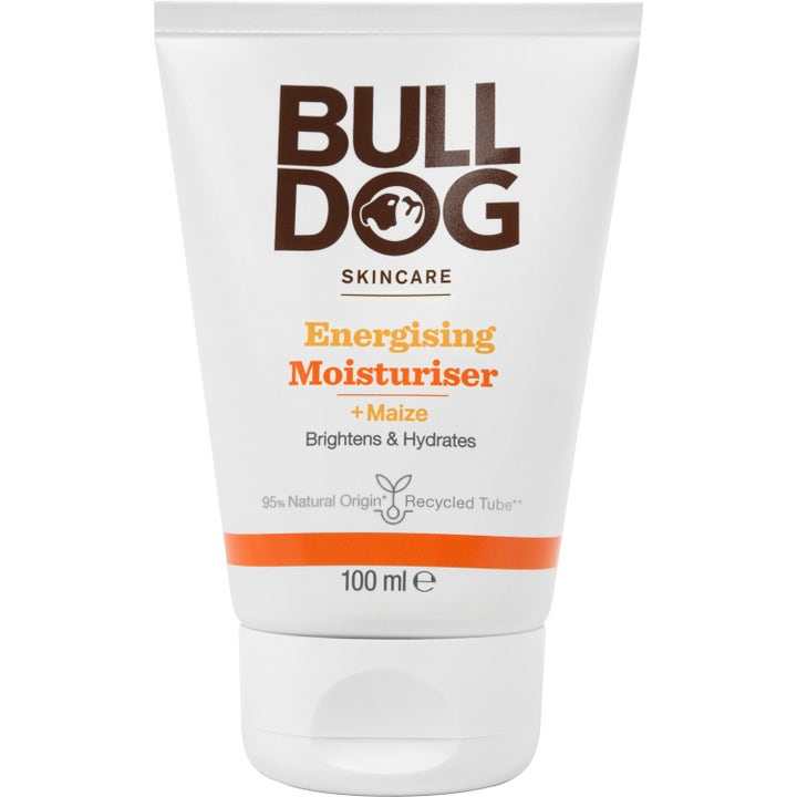Bulldog Energising Moisturiser 100 ml ansiktskrem gir fuktighet og glød i hvit resirkulert tube med oransje stripe.