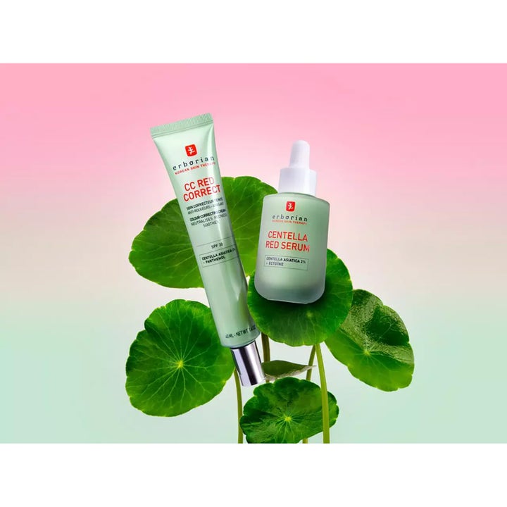 Erborian Centella Red Serum 30 ml beroligende serum i glassflaske vist med CC Red Correct og grønne centellablader.