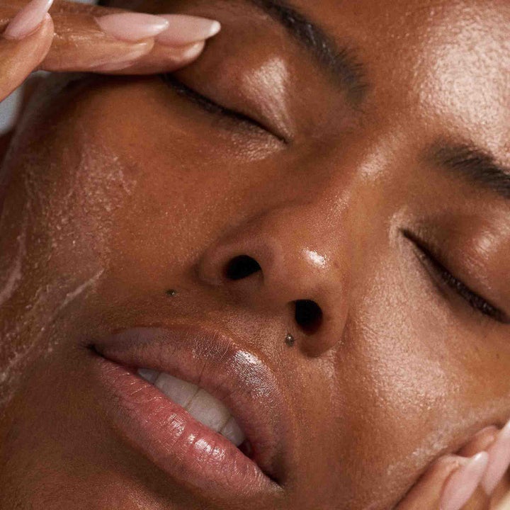 Dermalogica PreCleanse 295 ml ansiktsrens masseres inn i huden og løser opp smuss og olje.