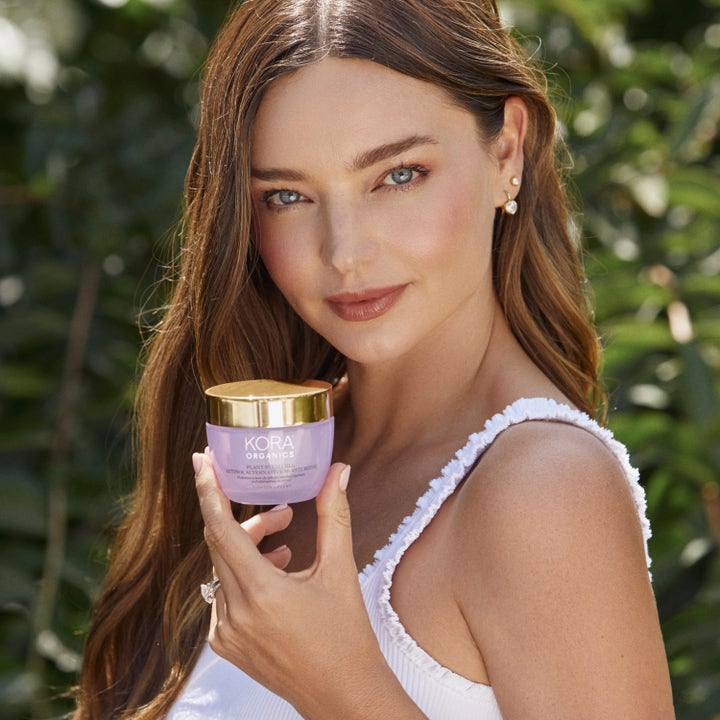 KORA Organics Plant Stem Cell Retinol Alternative Moisturizer 50 ml ansiktskrem i lilla krukke holdt av kvinne