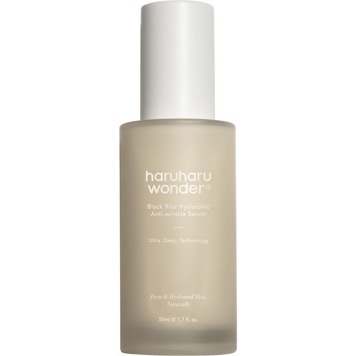 Haruharu Wonder Black Rice Hyaluronic Anti-wrinkle Serum 50 ml mot rynker i en frostet glassflaske med hvit kork