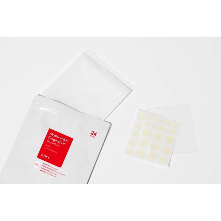 COSRX Master Patch Original Fit 24 stk kviselapper mot urenheter med runde plaster i tre størrelser på et klart ark