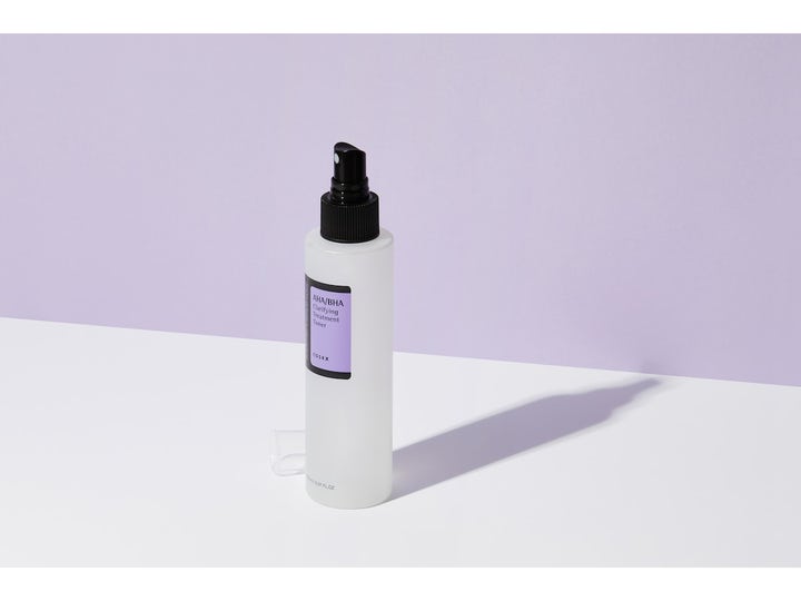COSRX AHA/BHA Clarifying Treatment Toner 150 ml eksfolierende ansiktsvann i hvit sprayflaske med sort pumpe