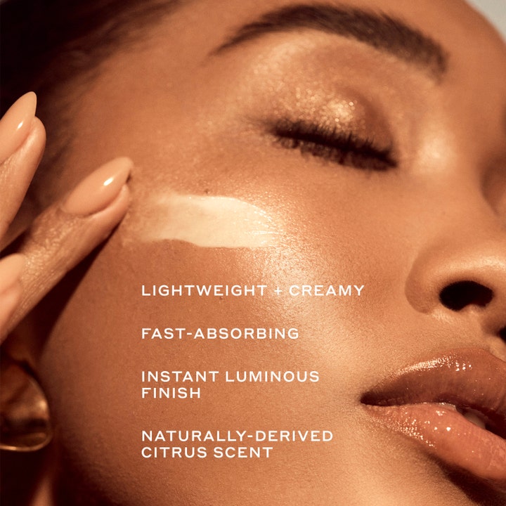 Ole Henriksen Truth Banana Bright + Instant Glow Moisturizer 50 ml ansiktskrem påføres og gir glød