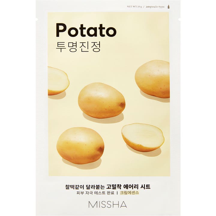 Missha Airy Fit Sheet Mask Potato 19g beroligende ansiktsmaske i hvit sachet dekorert med hele og delte poteter.