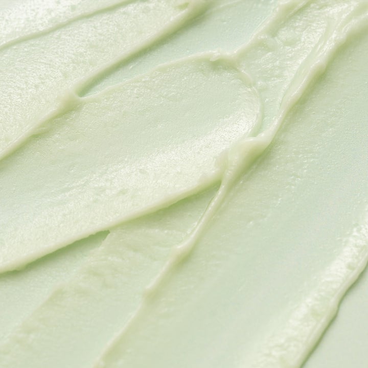 KORA Organics Active Algae Melting Cleansing Balm 30 g ansiktsrens har en lysegrønn kremet tekstur som smelter på huden.