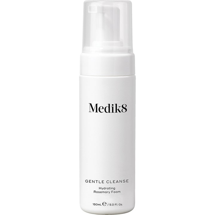 Medik8 Gentle Cleanse 150ml fuktighetsgivende renseskum med rosmarin i hvit pumpeflaske med gjennomsiktig kork