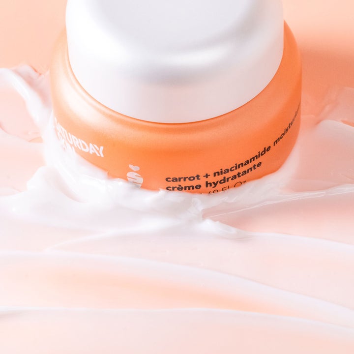 Saturday Skin Carrot + Niacinamide Moisturizing Cream 30 ml fuktighetskrem i oransje krukke med hvit kremet tekstur.
