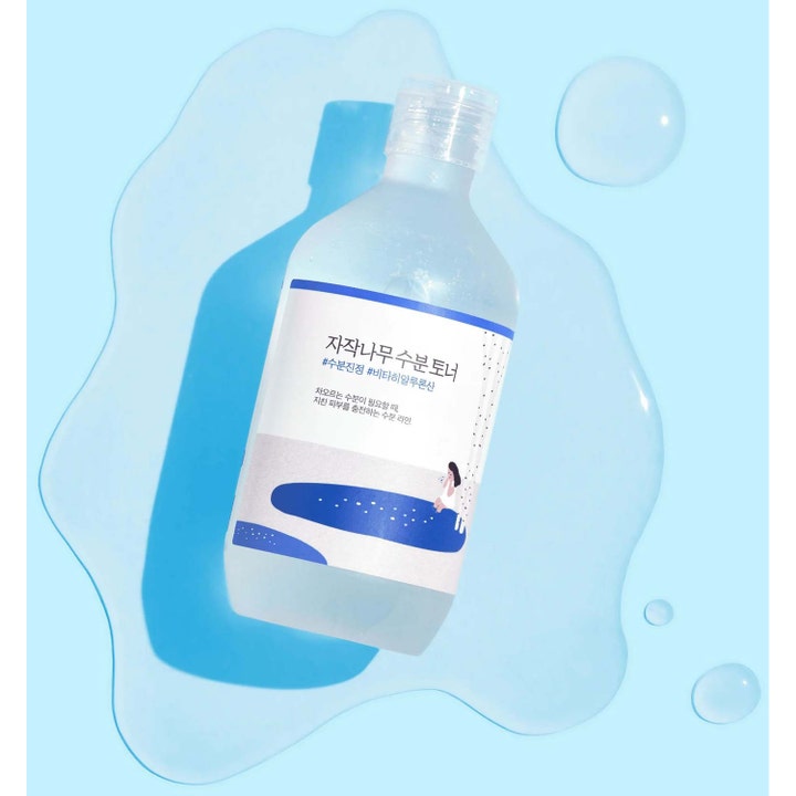 Round Lab Birch Juice Moisturizing Toner 300 ml fuktighetsgivende toner i klar flaske med vannsprut.