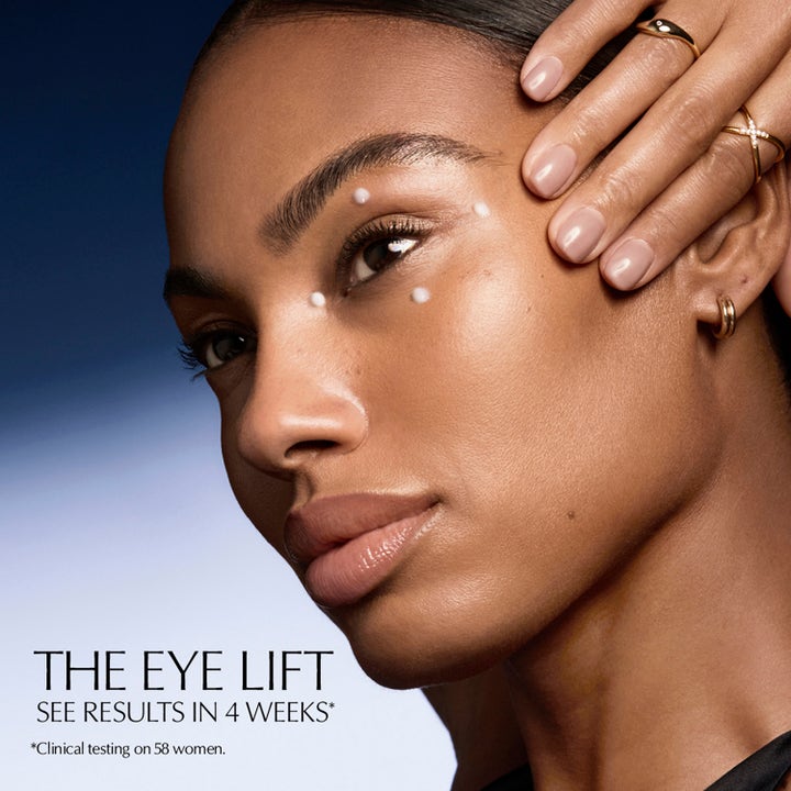 Estée Lauder Advanced Night Repair Eye Lift + Sculpt 15 ml øyeserum påført i prikker for et løft på bare 4 uker.