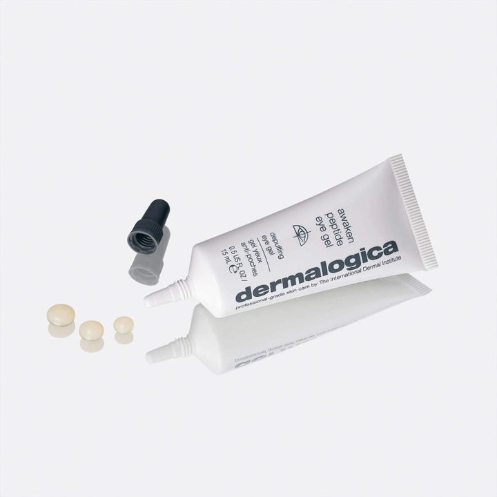 Dermalogica Awaken Peptide Eye Gel 15 ml depuffing øyekrem i hvit tube med dråper av den lette gelteksturen