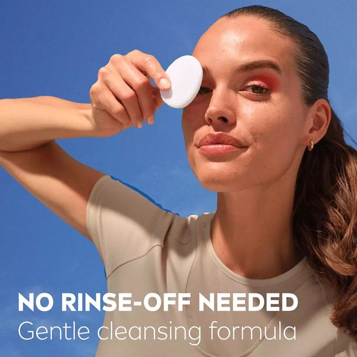 NIVEA Derma Skin Clear Micellar Water 400 ml ansiktsrens med kvinne som fjerner sminke med bomullspad