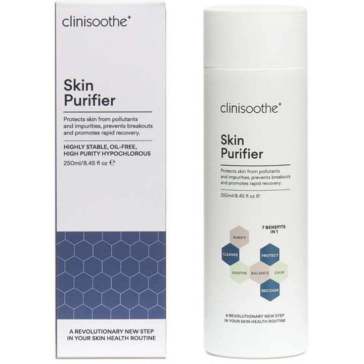 Clinisoothe Skin Purifier 250 ml toner som renser og beroliger huden i hvit flaske og eske med blått mønster