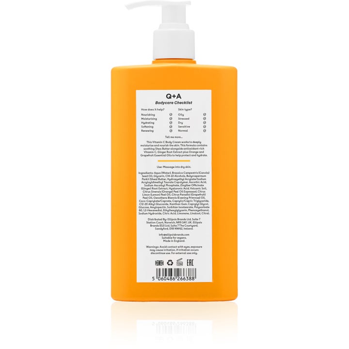 Q+A Vitamin C Body Cream 250 ml pleiende kroppskrem i oransje flaske med hvit pumpe som viser baksiden med ingredienser