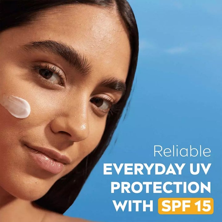 NIVEA Soft Daily UV Moisturizing Cream 100 ml gir fuktighet til ansiktet vist på kvinne med hvit krem på kinnet