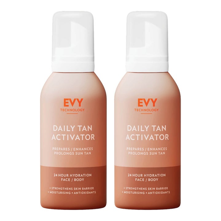 EVY Technology Daily Tan Activator fuktighetsgivende mousse som forlenger brunfargen i to beige sprayflasker.