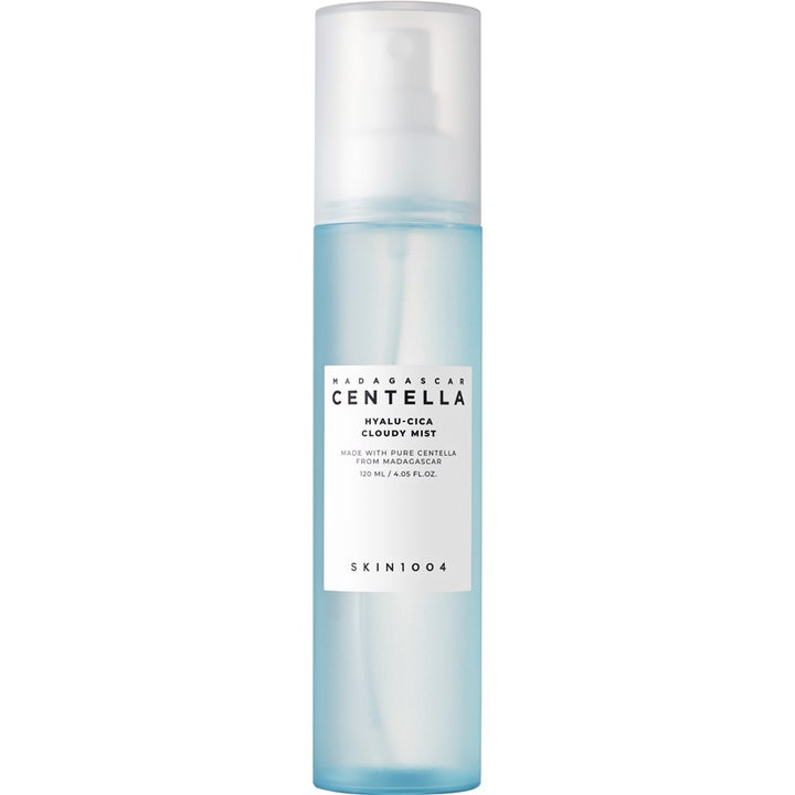 Skin1004 Madagascar Centella Hyalu-Cica Cloudy Mist 120 ml fukter huden i en lyseblå plastflaske med frostet hvit kork