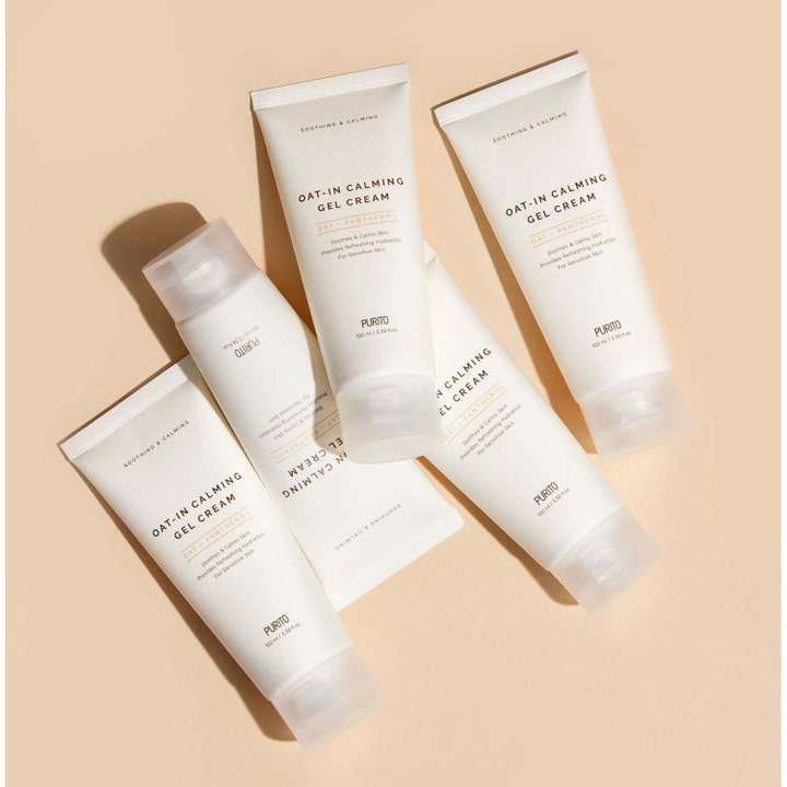 Purito Oat-in Calming Gel Cream 100 ml beroligende k-beauty ansiktskräm i hvite tuber lagt på beige bakgrunn