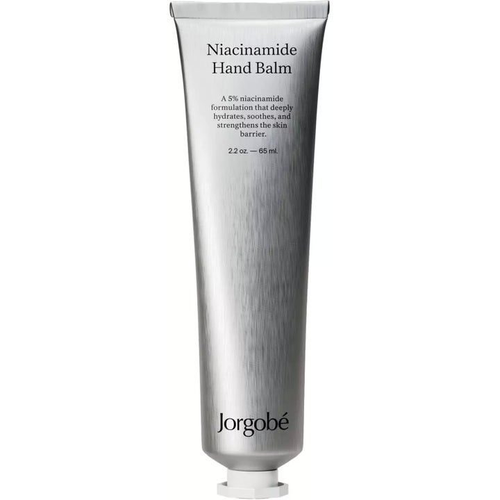Jorgobé Niacinamide Hand Balm 65 ml styrkende håndkrem i en stilren sølvfarget tube som gir fuktighet til hendene.