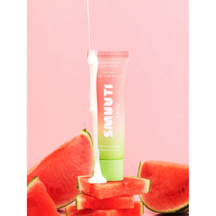 Smuuti Skin Watermelon Sun Cream 50 ml solkrem for ansiktet på vannmelonskiver med hvit krem som renner nedover.