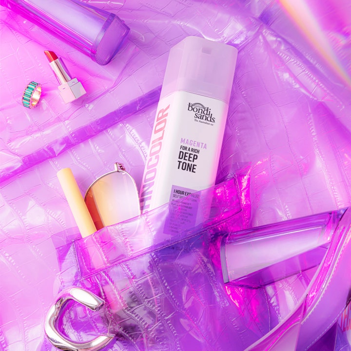 Bondi Sands Technocolor Self Tanning Face Serum Magenta 50 ml gir dyp glød i en lilla gjennomsiktig veske.