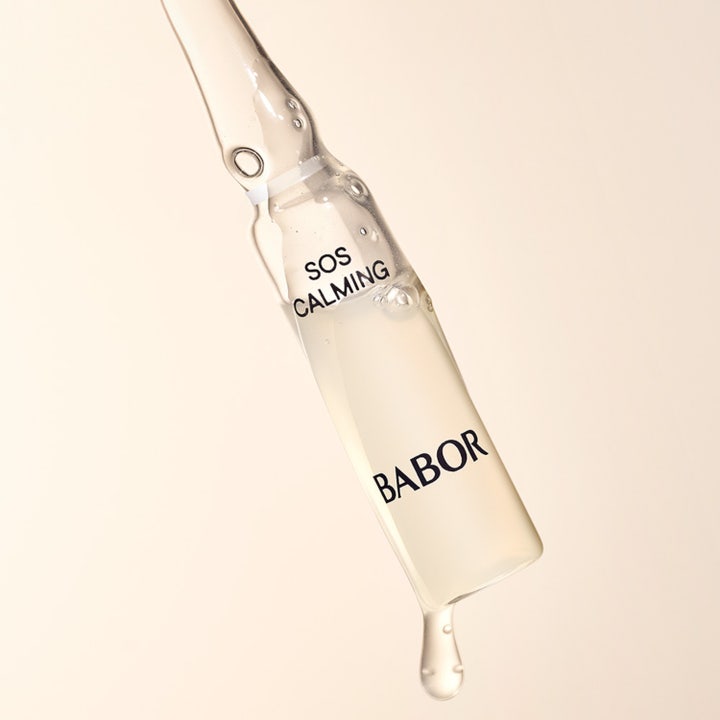 Babor Ampoule SOS Calming 14 ml beroligende ansiktsserum i glassampulle med en liten dråpe serum som faller