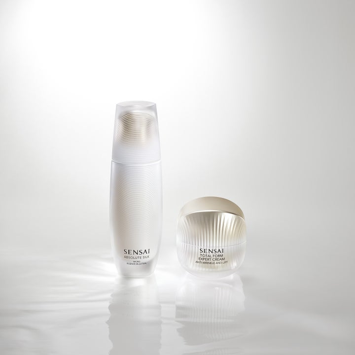 Sensai Total Form Expert Cream 50 ml anti-age ansiktskrem i hvit krukke med gullokk ved siden av Absolute Silk lotion.