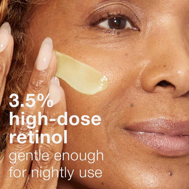 Dermalogica Dynamic Skin Retinol Serum 30 ml mot rynker viser gulaktig tekstur på hud og tekst om 3,5% retinol.