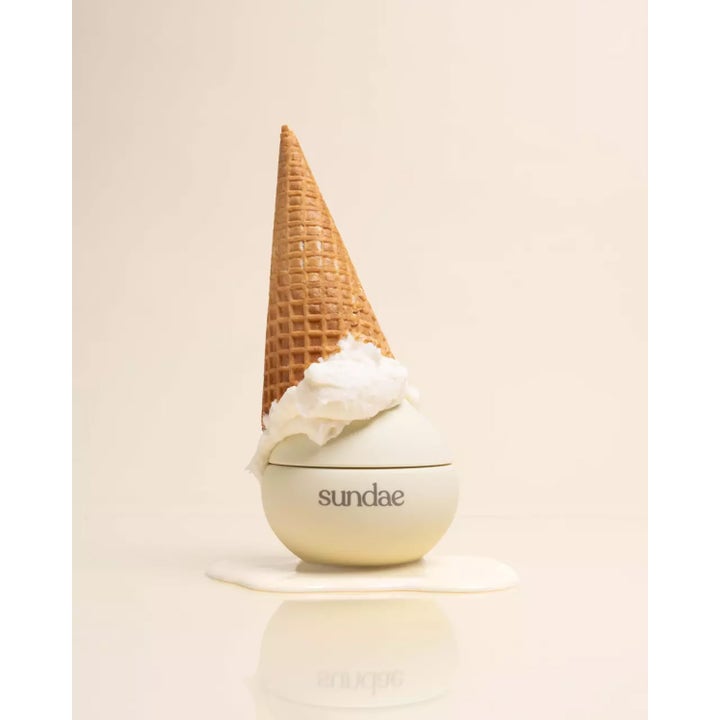 Sundae Whipped Body Moisturiser Velvety Vanilla 220 ml fuktighetskrem i rund krukke med iskjeks på toppen