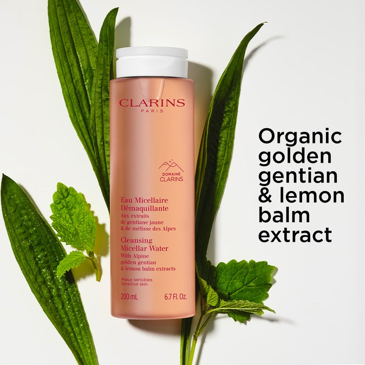 Clarins Cleansing Micellar Water 200 ml ansiktsrengjøring i ferskenfarget flaske med grønne blader