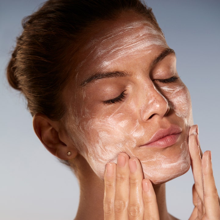 Estée Lauder Advanced Night Cleansing Gelée 100 ml ansiktsrens som skummer på huden til en kvinne