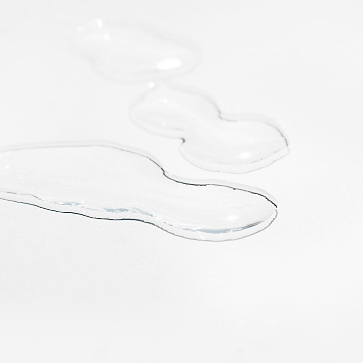 MÁDARA Comforting Toner 200 ml beroligende ansiktsvann med en klar og vannaktig tekstur i dråper på hvit bakgrunn