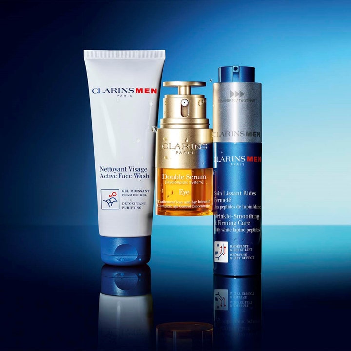 Clarins Men Wrinkle-Smoothing & Firming Care 50 ml ansiktskrem i blå pumpeflaske som gir fasthet vist i et hudpleiesett
