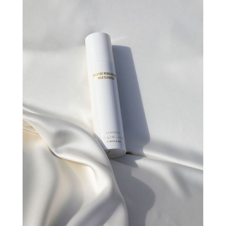 Lenoites Prestige Rebalancing Milk Cleanser 200 ml ansiktsrens i hvit pumpeflaske på hvitt silkestoff