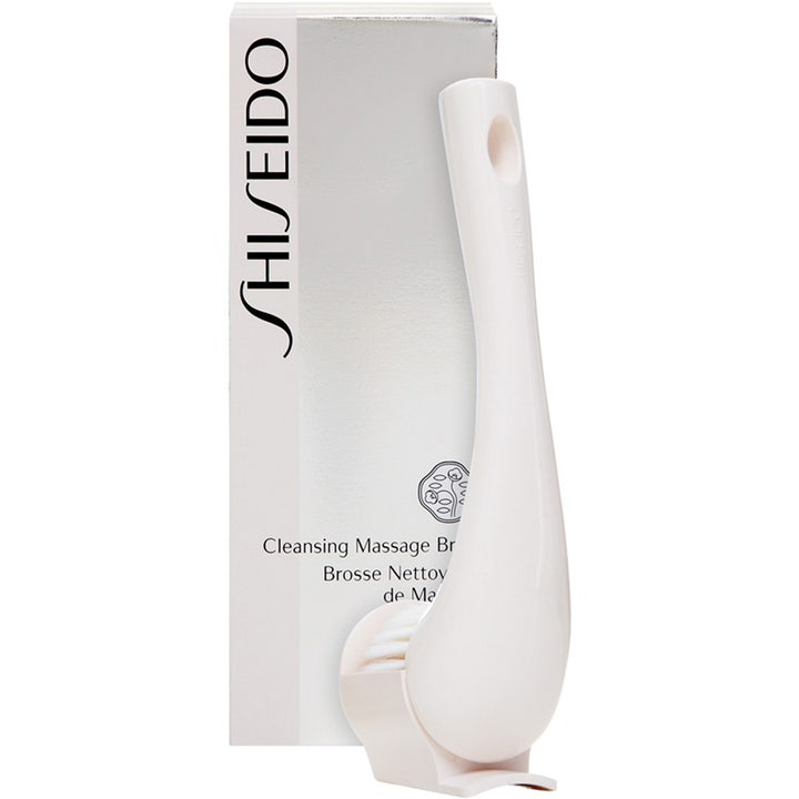 Shiseido Cleansing Massage Brush 1 stk rensebørste gir dypere rens hvit ergonomisk børste stående ved en sølvfarget eske