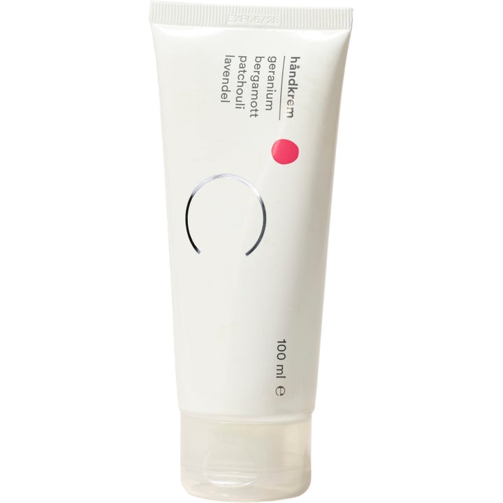 C Håndkrem Geranium Bergamott Patchouli Lavendel 100 ml pleiende håndkrem i hvit tube med rosa prikk og sølvlogo.