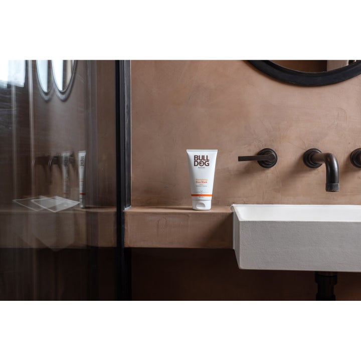 Bulldog Energising Face Wash 150 ml ansiktsrengjøring som gir huden ny energi i hvit tube på en hylle ved en servant