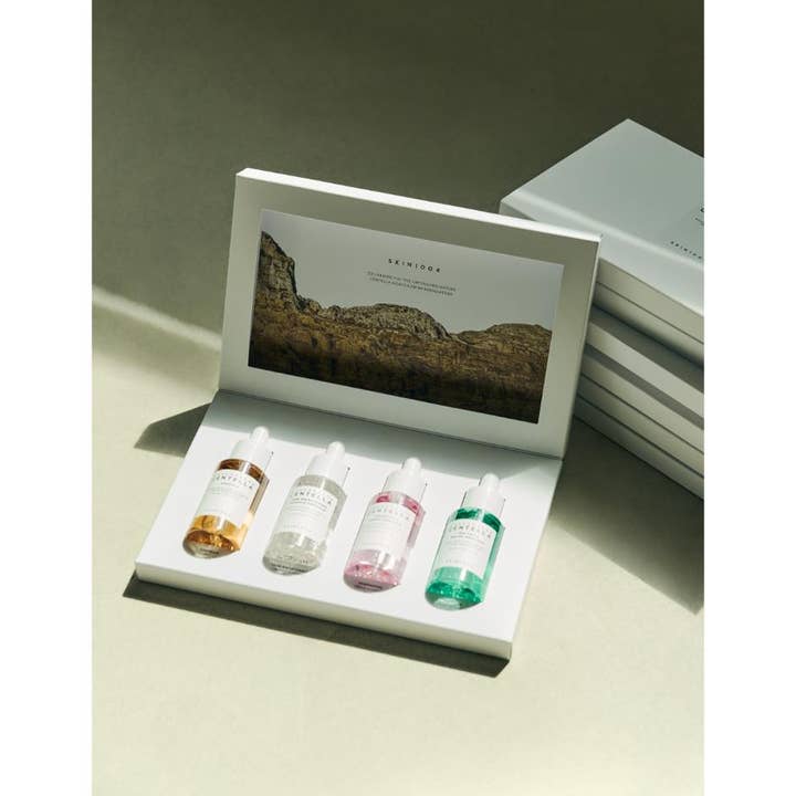 SKIN1004 Madagascar Centella Ampoule Kit 120 ml hudpleiesett som roer huden med fire fargerike glassflasker i hvit eske.