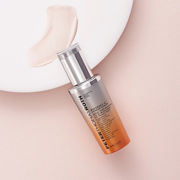 Peter Thomas Roth Potent C Power Serum 30 ml lysner huden med en kremet tekstur og oransje pumpeflaske