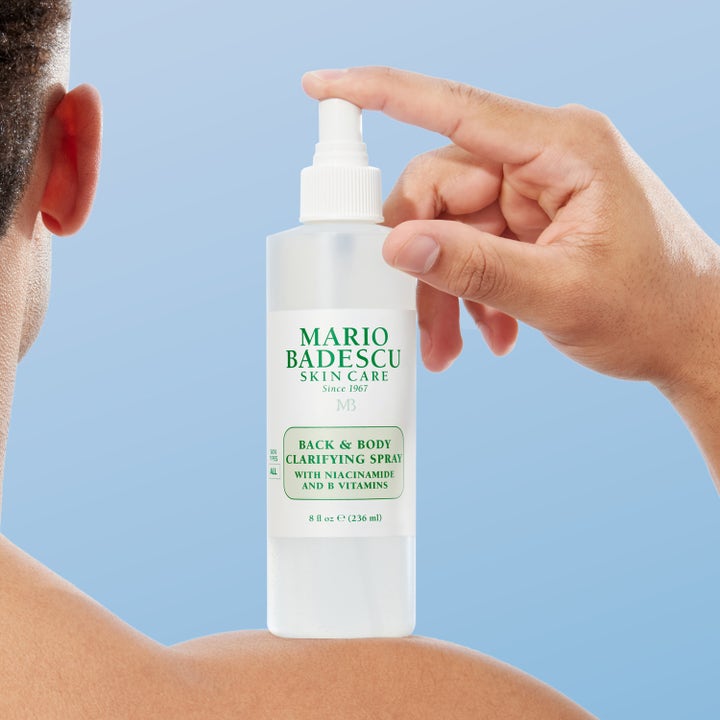 Mario Badescu Back And Body Clarifying Spray 236 ml rensende kroppsspray med niacinamid holdt mot en bar skulder