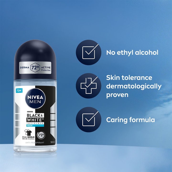 Nivea Black & White Fresh Roll On 50 ml herredeodorant gir frisk duft i glassflaske mot mørk bakgrunn