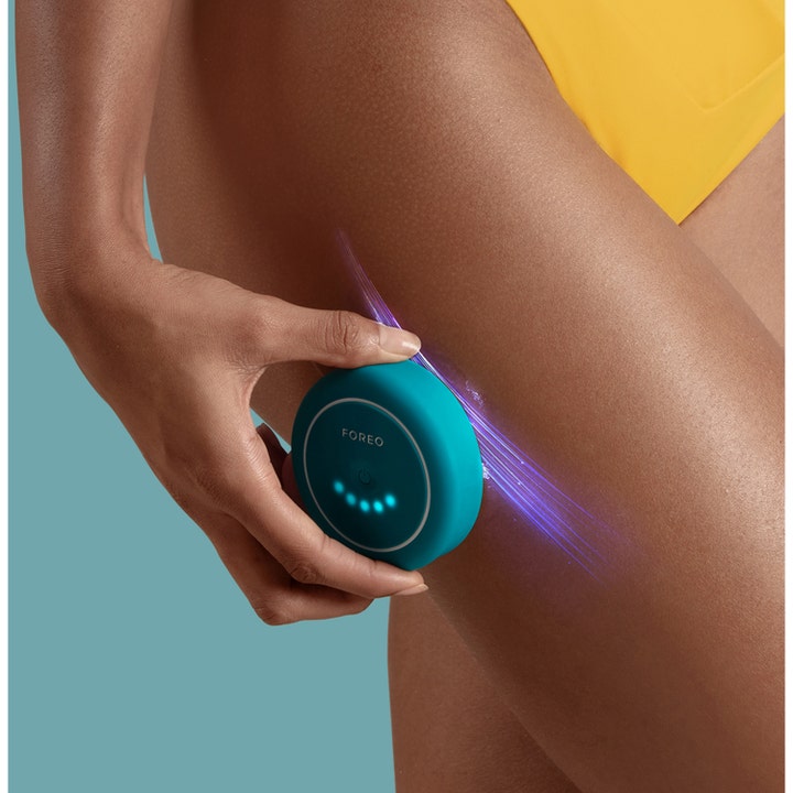 FOREO BEAR 2 body 1 stk oppstrammende beauty tech i Evergreen som brukes på lår med lilla lysstriper