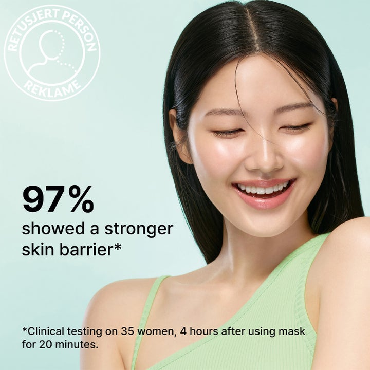 Dr.Jart+ Cryo Rubber Soothing Mask 36 g ansiktsmaske gir glød på en smilende kvinne med sunn hud