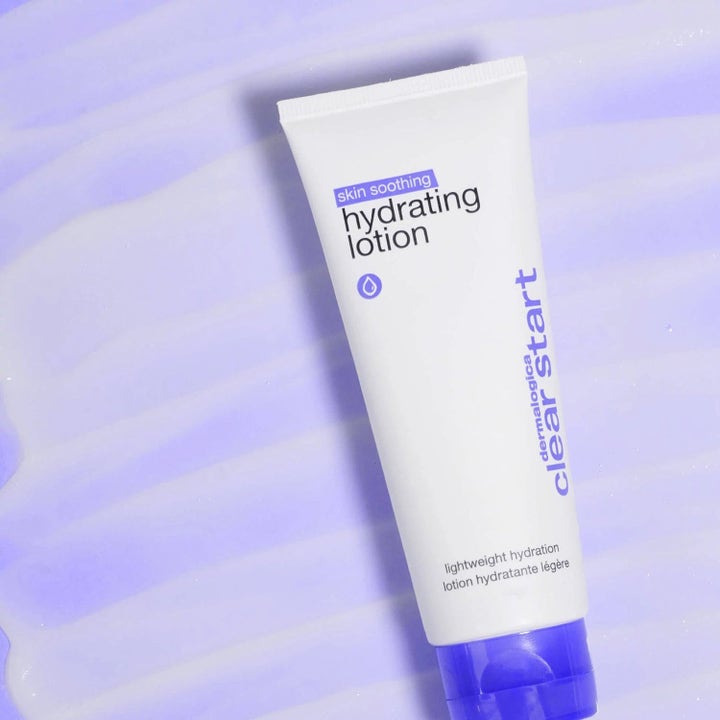 Dermalogica Skin Soothing Hydrating Lotion Duo fuktighetskrem i hvit tube på lilla teksturert bakgrunn
