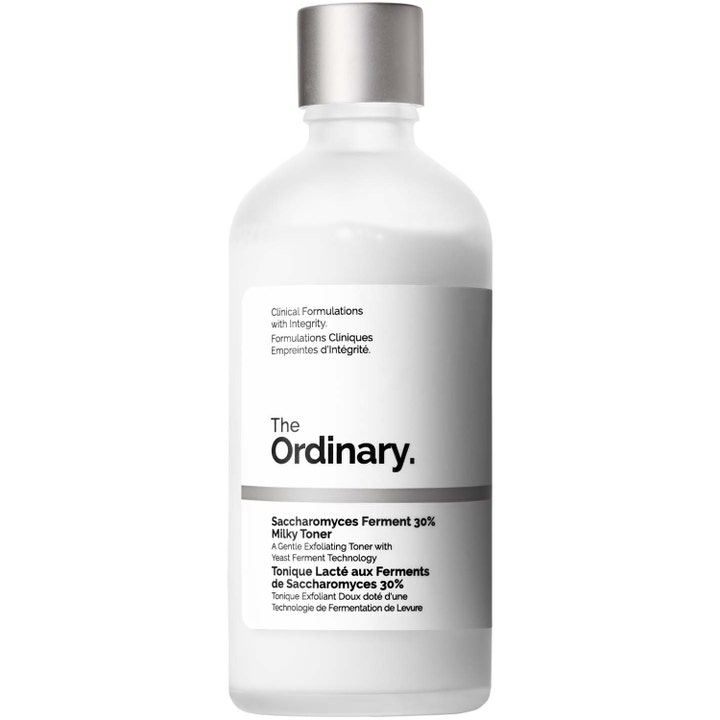 The Ordinary Saccharomyces Ferment 30% Milky Toner eksfolierende toner i klar flaske med melkehvit væske og sølvkork.