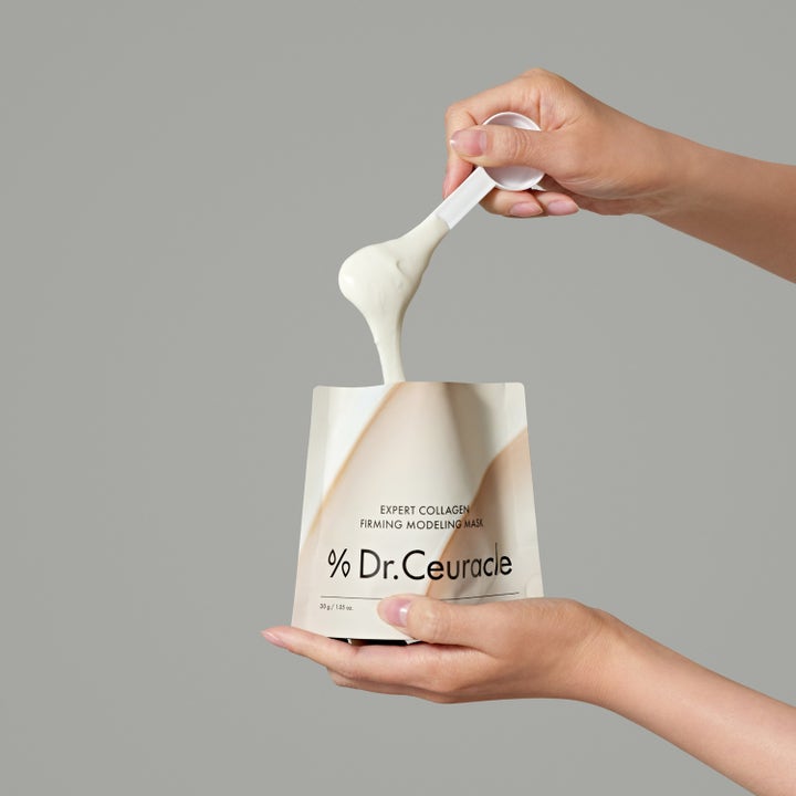 Dr. Ceuracle Expert Collagen Firming Modeling Mask 30 g oppstrammende maske hvit kremet tekstur løftes ut av posen