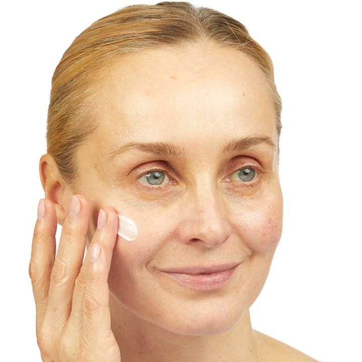 No7 Lift & Luminate Night Cream 50 ml påføres i ansiktet for å gi en fastere og jevnere hudtone.