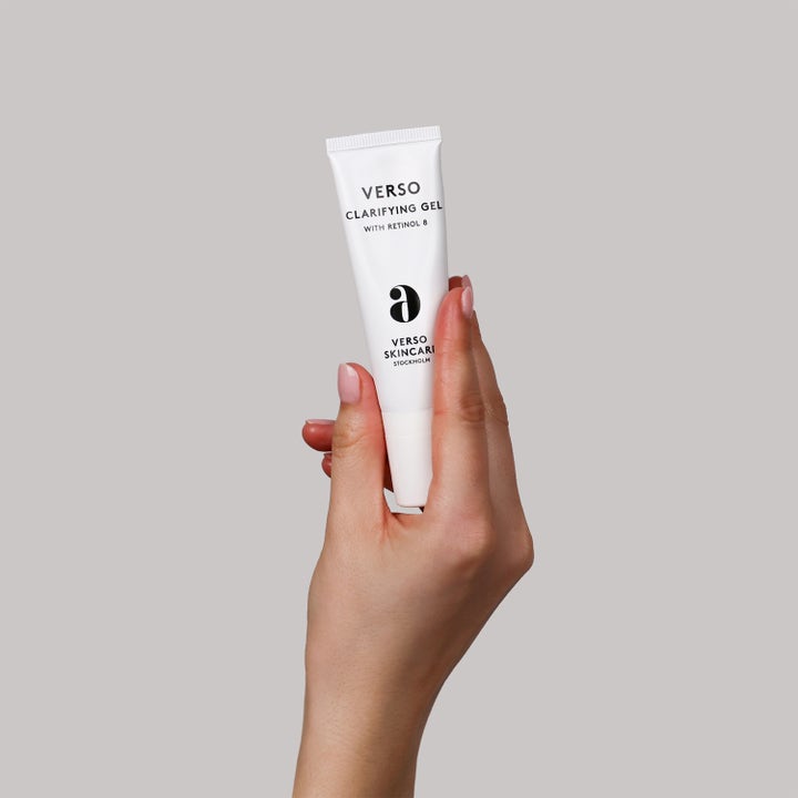 Verso Clarifying Gel With Retinol 8 30 ml balanserende ansiktsgel i hvit tube som holdes i en hånd.