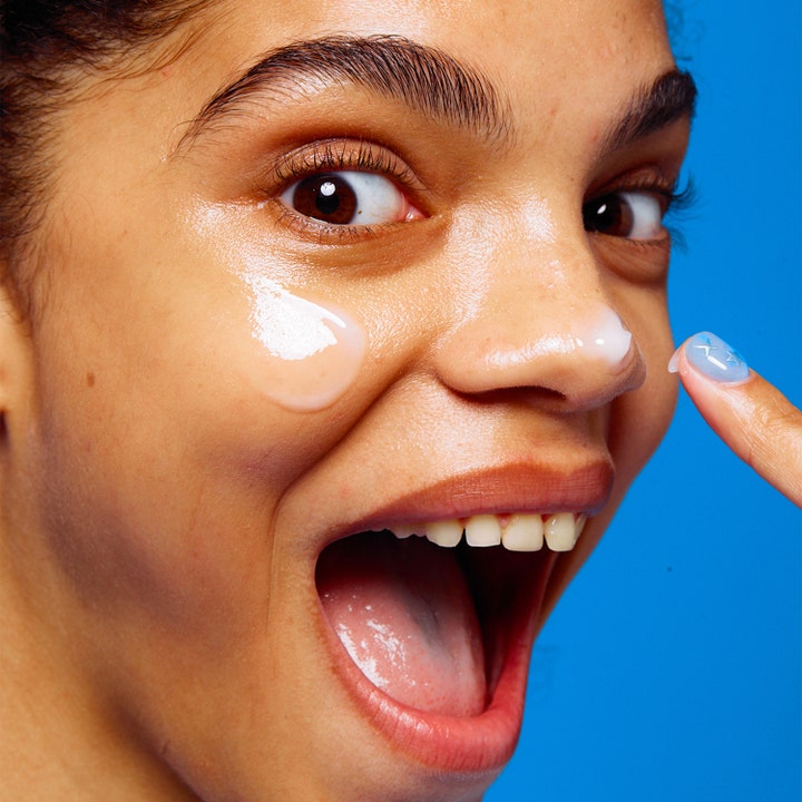 Dr.Jart+ Vital Hydra Solution Hydro Plump Overnight Mask 75 ml fuktmaske påført en smilende kvinne med glødende hud