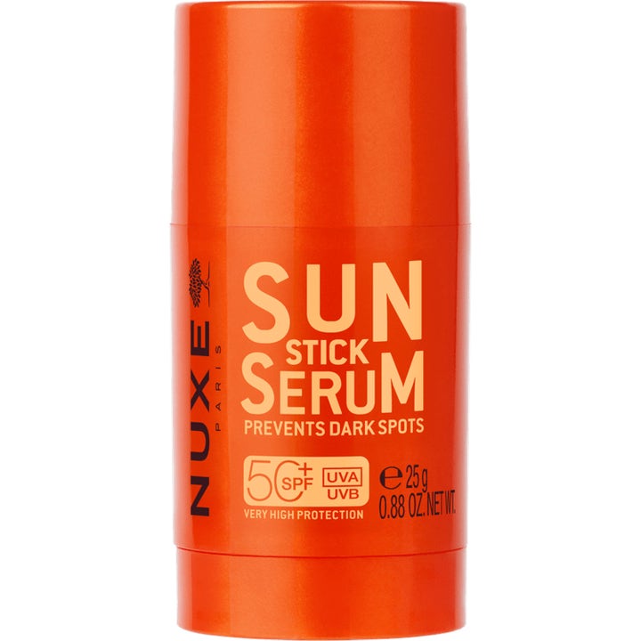 Nuxe Sun Stick Serum 25g solstift med SPF 50+ som forebygger mørke flekker i en praktisk, klar oransje hylse.